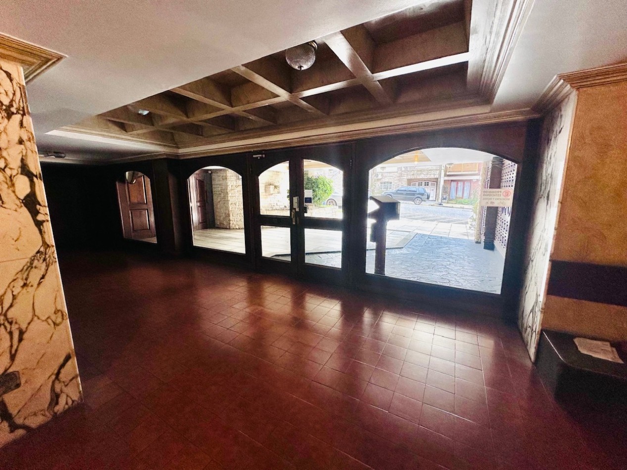 Amplio Departamento con cochera apto uso profesional Playa Grande