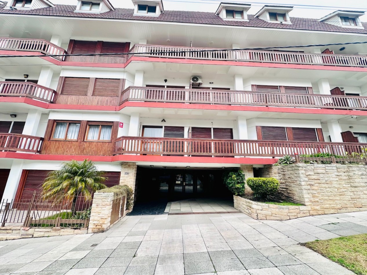 Amplio Departamento con cochera apto uso profesional Playa Grande