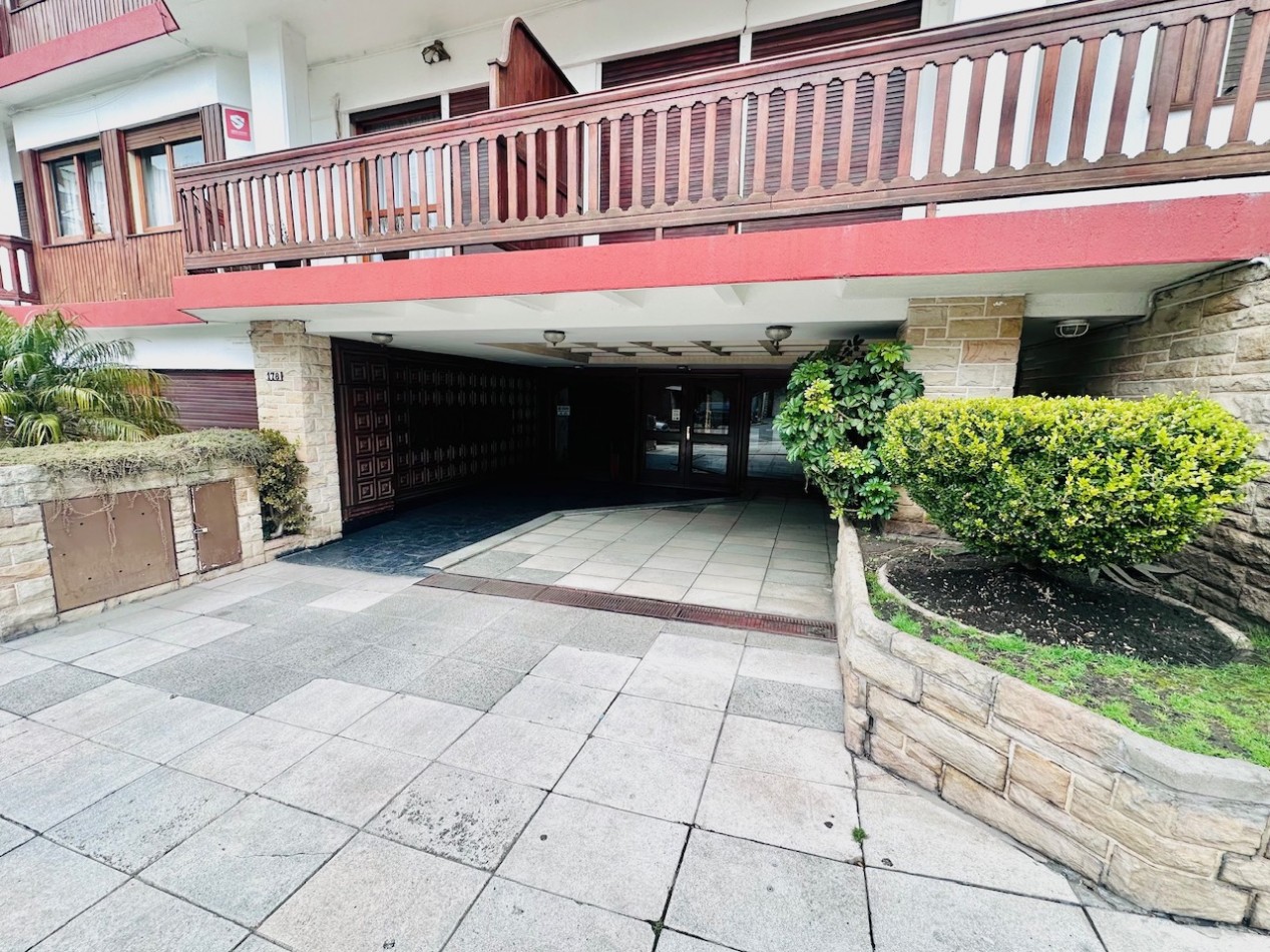 Amplio Departamento con cochera apto uso profesional Playa Grande