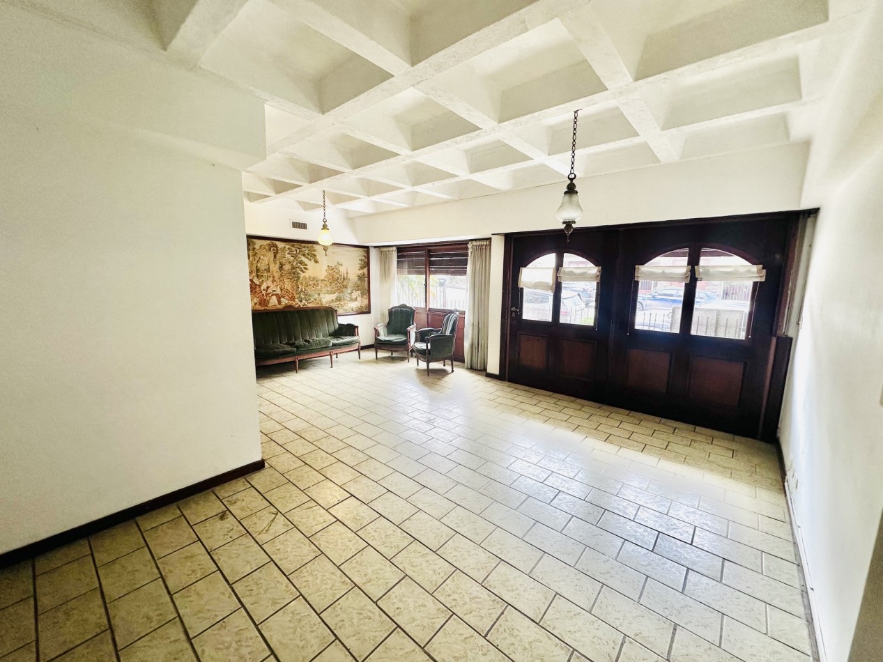 Amplio Departamento con cochera apto uso profesional Playa Grande