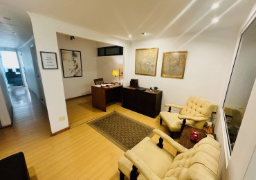 Venta amplia y excelente oficina de categoria en Semipiso