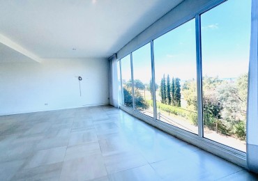 Amplio Semipiso 3 Dormitorios 2 cocheras y baulera con vista al mar y el golf