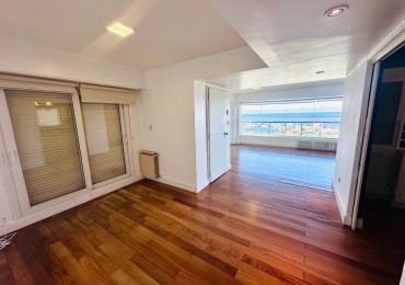 Piso 4 ambientes con dependencia, cochera doble y vista frente al mar Playa Grande
